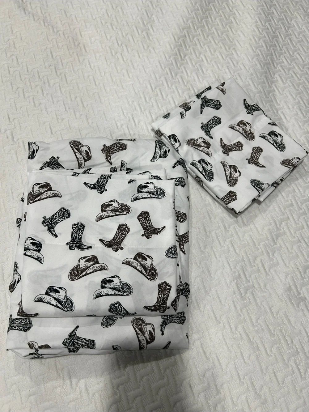 Twin size cowboy sheet set! Fitted sheet, flat sheet and 2 pillow shams.